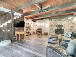 Mtn-View Gem Deck, Grill and Fire Pit in West Point，位于Volcano的酒店