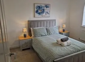 4-Bed Charming Pet-Friendly House w Garden
