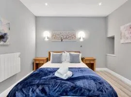 Stylish & Cosy 2BR Ensuite Condo with Parking