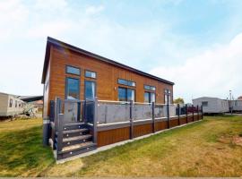 Pebble Beach Resort The Goodwood Lodge, cabin in Kinmel Bay