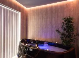 The Pinnacle 3 - 2bed W Indoor Jacuzzi! By Homely
