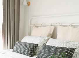 Cozy room in Khlongluang - Self Check-in，Khlong Luang的有停車位的飯店