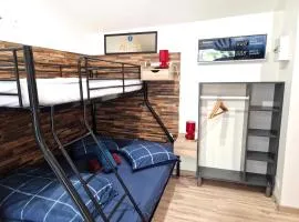 10 - Joli studio avec clim, deux lits, logement tout équipé pour 1, 2 ou 3 personnes maximum, vue sur parc arboré, parking privatif gratuit, grand fourgon possible, tout le linge de maison est fourni