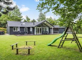 Awesome Home In Glesborg With Sauna, hotel in Glesborg