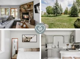 Chic Condo - King Bed - Patio, Hot Tub, Free Bus, hotel Steamboat Springsben
