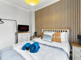 Bright 6-BR home, Monthly Savings, Free Parking