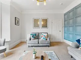 Elegant 6-BR home, Monthly Savings, Free Parking