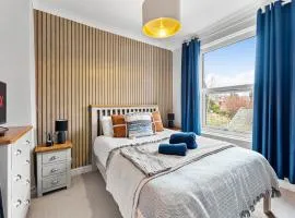 Modern 6-BR home, Monthly Savings, Free Parking