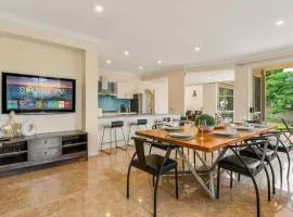 Amazing Broadwater City View Holiday Home with pool