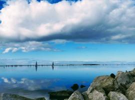 Modern Town Apartment with Terrace, alquiler vacacional en la playa en West Kirby