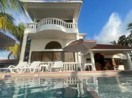 Casa frente a la playa, San Antero Cordoba、サン・アンテロのコテージ