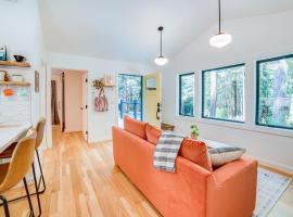 Peaceful Mendocino Cottage Surrounded By Redwoods, holiday rental in Mendocino