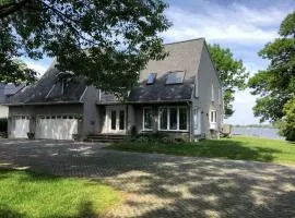 Spacious Lakefront Champlain lake with SPA