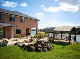 StayAU 5BR Idyllic Lakefront Escape Point Cook