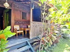 Le Petit Leon's Traditional wooden house