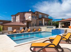 Villa Istra Kamen for kids & families near Pula for 18 people with sport activities, wellness & 67 m2 heated private pool, hôtel à Ližnjan