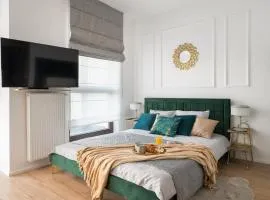 Urban Gem with private parking, relaxing balcony at Metro Station, only 10 min to city centre