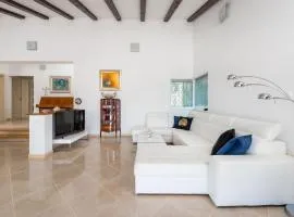 Villa Dea - Luxury Villa with Outdoor Swimming Pool