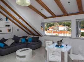 Mali Skoj Apartment - Two-Bedroom Apartment with Sea View، مكان للإقامة في Suđurađ