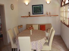 Apartments Paloc - Bungalow with Garden view, hotel sa Bol