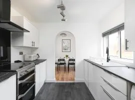 Amazing 3Bed 2Bath House with Garden, Parking, WiFi Near Stevenage Train Station
