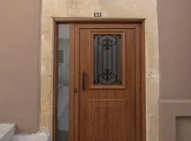 Gold Queen Apartment
