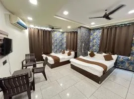 Hotel Vijay shree I opposite shreenathji temple 100mtr away 966o9o1oo6