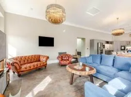 Eye Mouth Luxury Stays