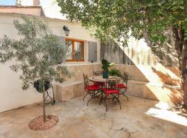 Nice Home In Monteux With Wifi, Hotel in Monteux