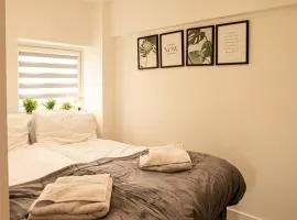 Cosy 2 Bedroom Apartment - Free Parking, Fast WiFi and Smart TV by Tejza Property