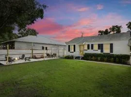 Sunny Citrus Escape Min to Midtown & Dog-Friendly