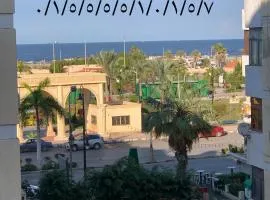 شقة 2 غرفة كبيرة ترى البحر مباشر مكيفة وسط المدينة بورسعيد