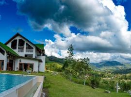 G&ouml;ttlich Boutique Hotel，Pozuzo的附設泳池的飯店