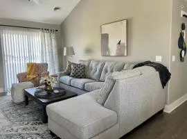 Modern 2 bed condo with office