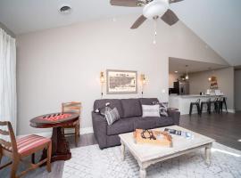 Spacious 2 bed Condo with Office, khách sạn ở Bettendorf