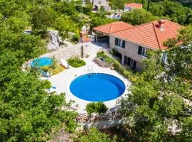 Villa Kate - outdoor pool, 4 bedrooms, free parking
