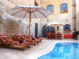Id-Dwejra House of Character with private pool and Jaccuzi, hotel v destinaci Żejtun