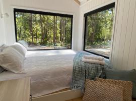 'Chartreuse' Tiny Home on Green Valley Fingerlime Farm, hotel v destinaci Peachester