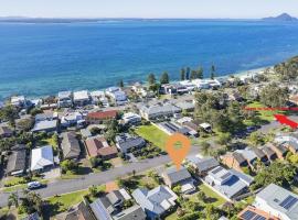 Hanks Corlette House, 49 Pantowora St - pet friendly, air con, boat parking, Wi-Fi, hôtel à Corlette