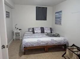 Brighton Apartment Sleeps 3 - Steps to Bus Line