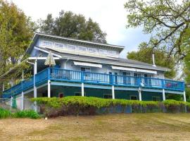 Beautiful Pet-Friendly Spacious Lodge near Yosemite & Lakes 12 Beds 6 BR up to 16 people, ξενοδοχείο σε Oakhurst