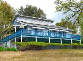 Beautiful Pet-Friendly Spacious Lodge near Yosemite & Lakes 12 Beds 6 BR up to 16 people