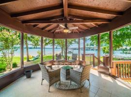 Cozy lake front home with beach, hotel v destinaci Mayhew