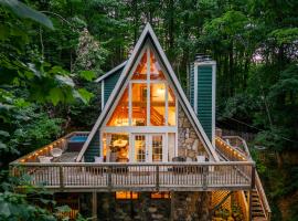 Big Mountain View! Downtown Gatlinburg Chalet Village! Hot Tub! Fan Favorite! AFrame Dreams! Magazine-Featured! Stunning Interiors! Little Green Cabin, hotel di Gatlinburg