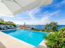 Villa Art Gallery - Six Bedroom Villa with Terrace and Swimming Pool