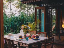 Villa Fiesta - Beachfront Getaway, chal&eacute; alpino em Verna