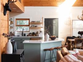 Award-Winning A-Frame with Views and Cedar Hot Tub, hotel i Julian