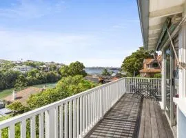 Poolside Stay - Close to Taronga Zoo & Luna Park