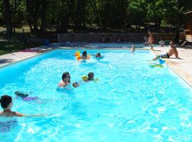 Lagrange Grand Bleu Vacances - Residence Les Ségalières: Gramat şehrinde bir havuzlu otel