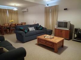 Aalen Endangered Species, hotel with hot tubs in Jindabyne